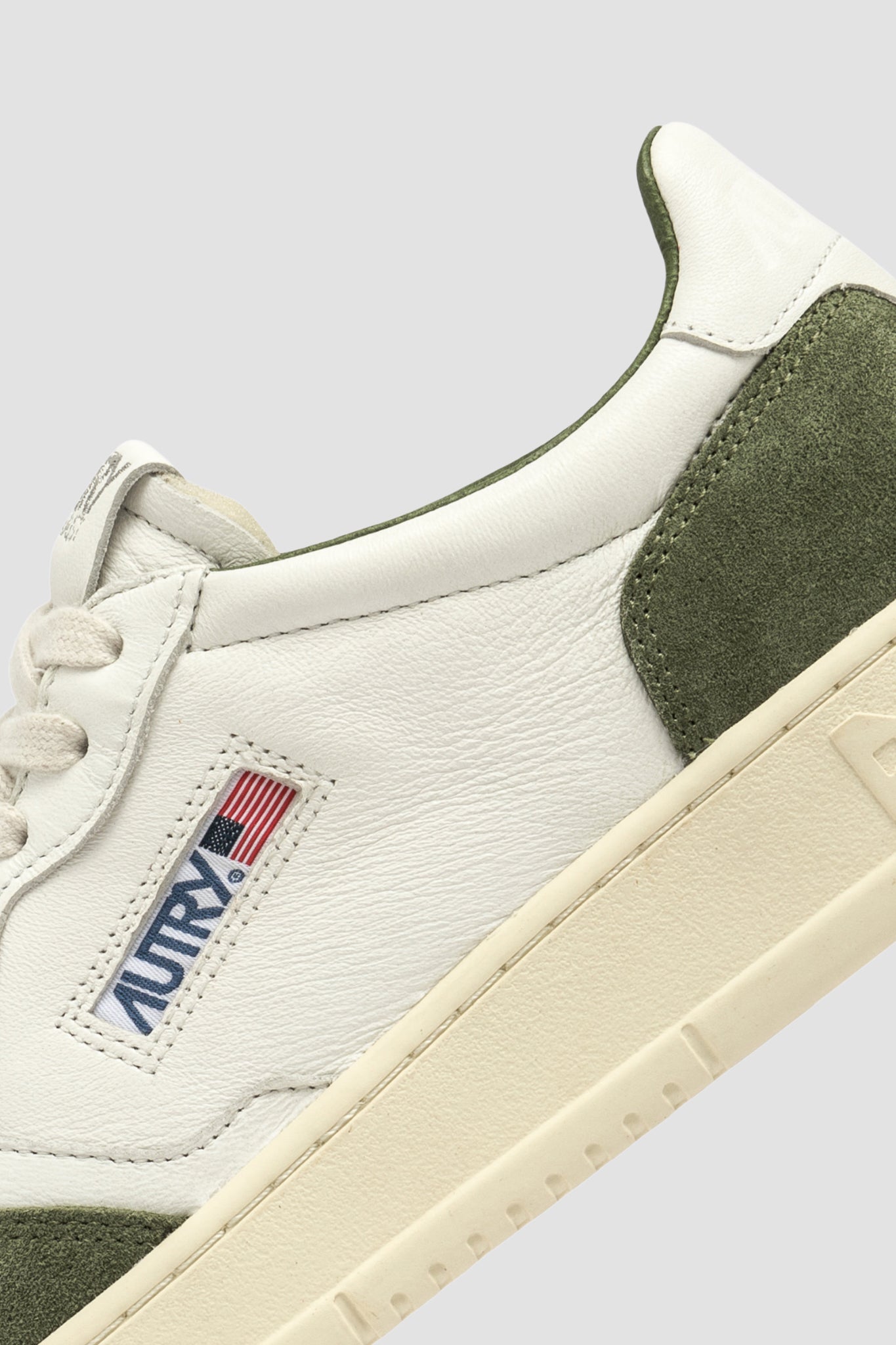 MEDALIST LOW GOAT/SUEDE WHITE/MILITARY
